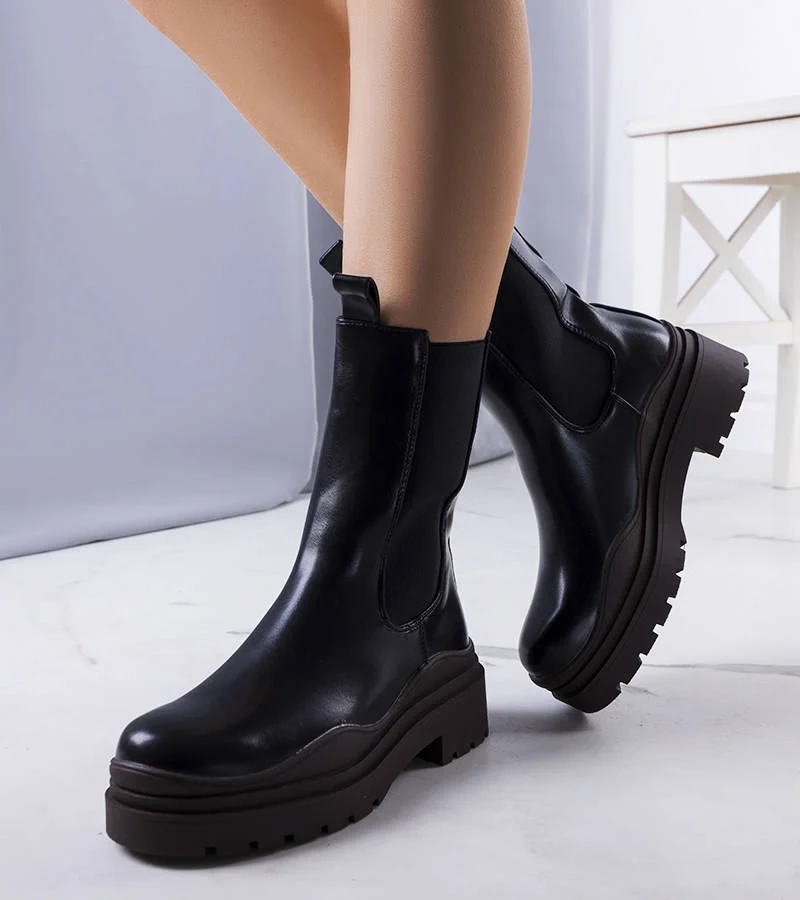 Czarne botki na brązowej podeszwie