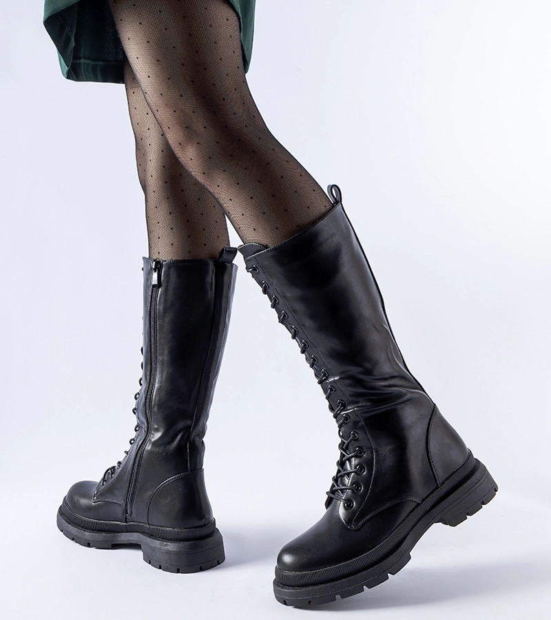 Czarne ocieplane kozaki z wiązaniem