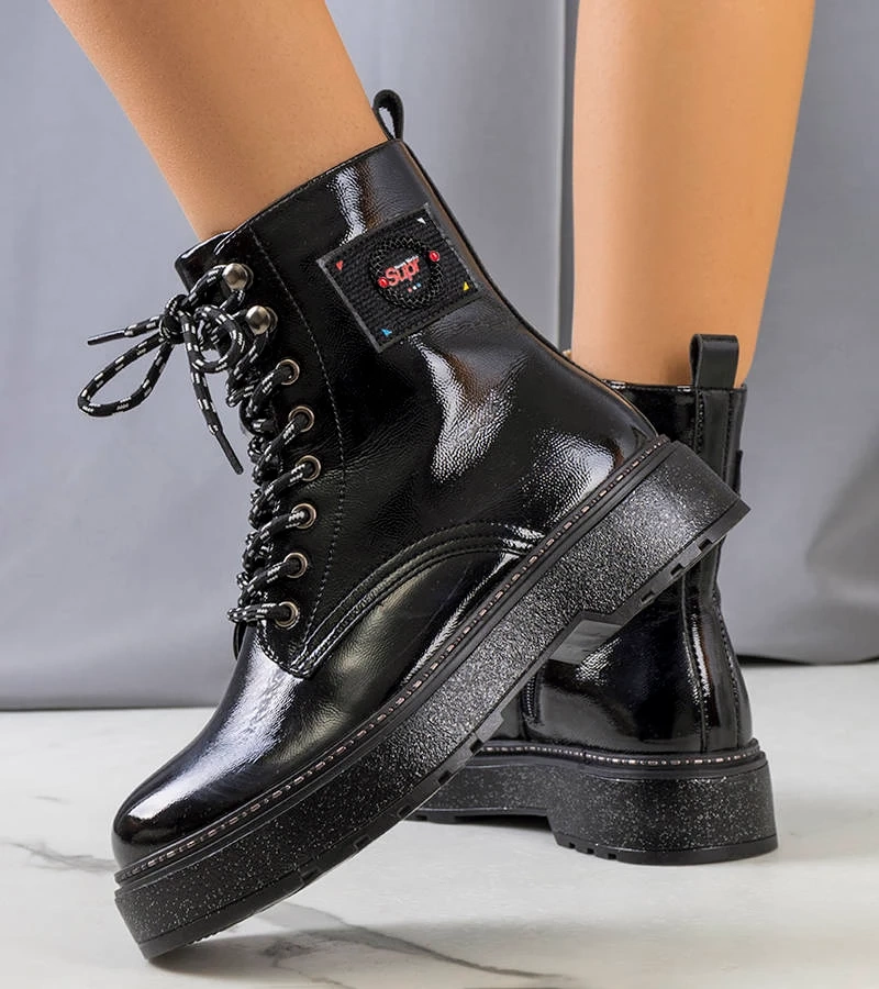 Czarne botki z brokatową podeszwą