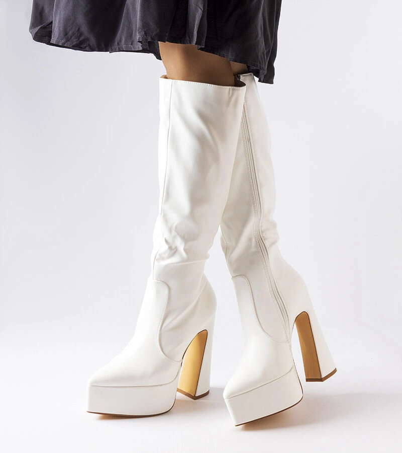 Białe masywne kozaki na słupku