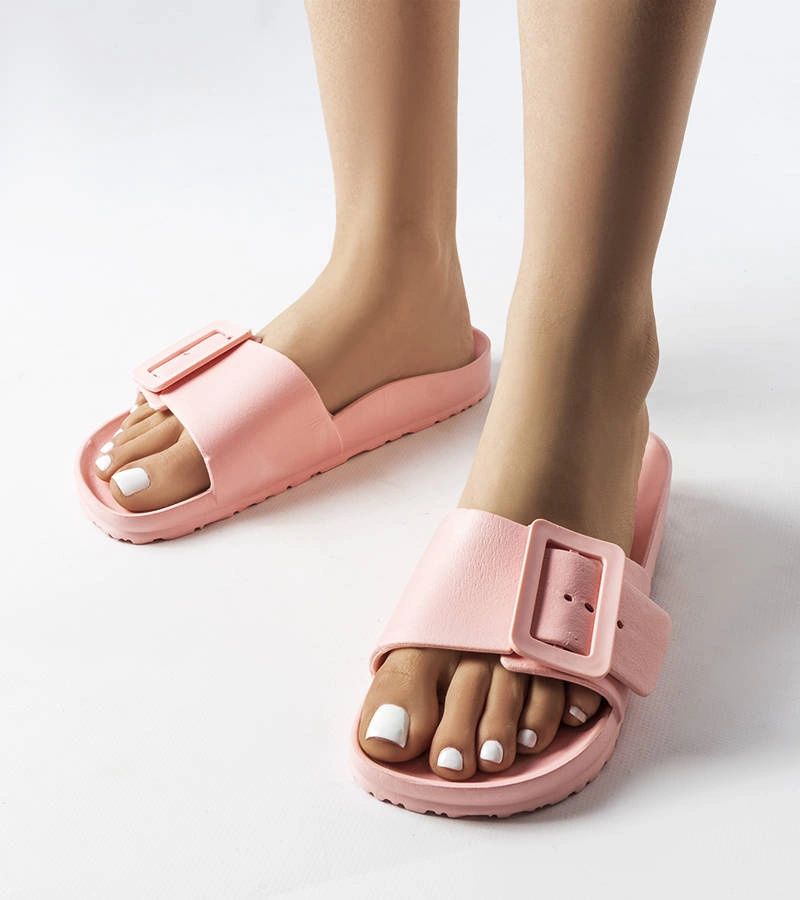 Różowe klapki zdobione klamerką