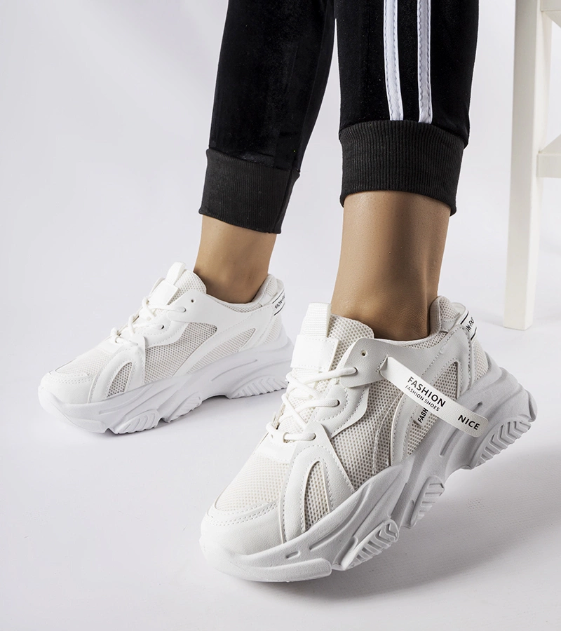 Białe sneakersy na grubej podeszwie