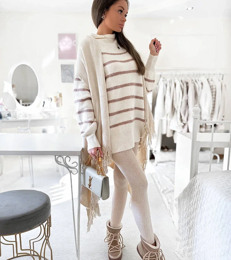 Beżowa narzutka z frędzlami