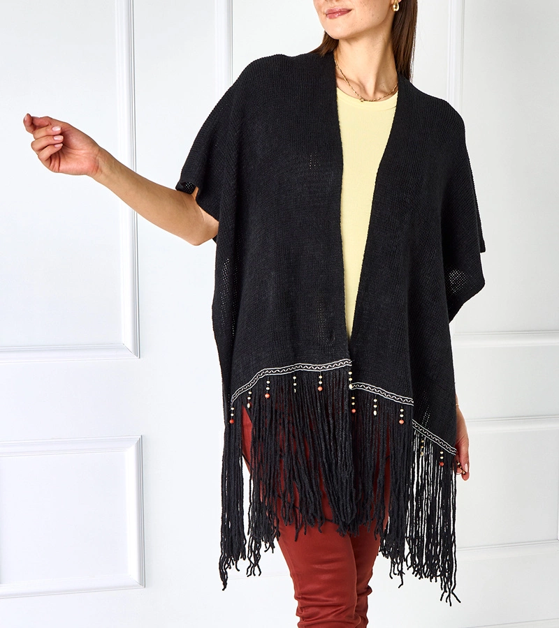 Czarna narzutka z frędzlami