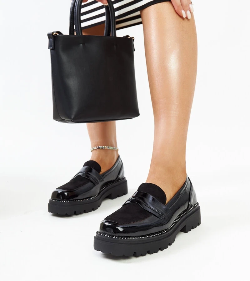 Czarne lakierowane półbuty ze skórzaną wkładką