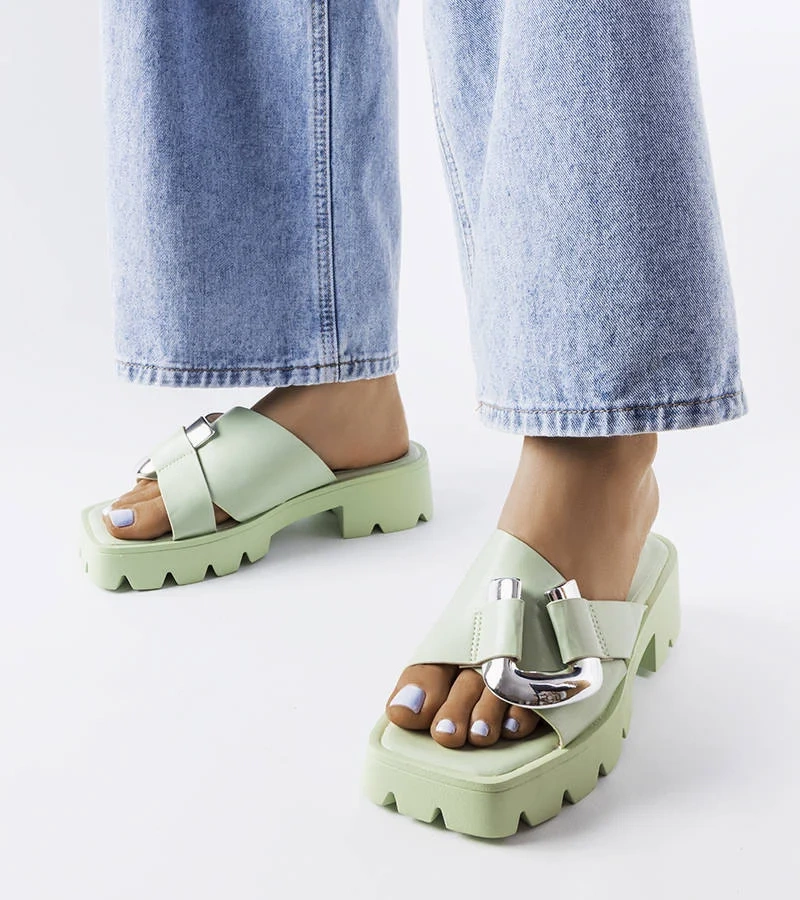 Zielone klapki na masywnej podeszwie