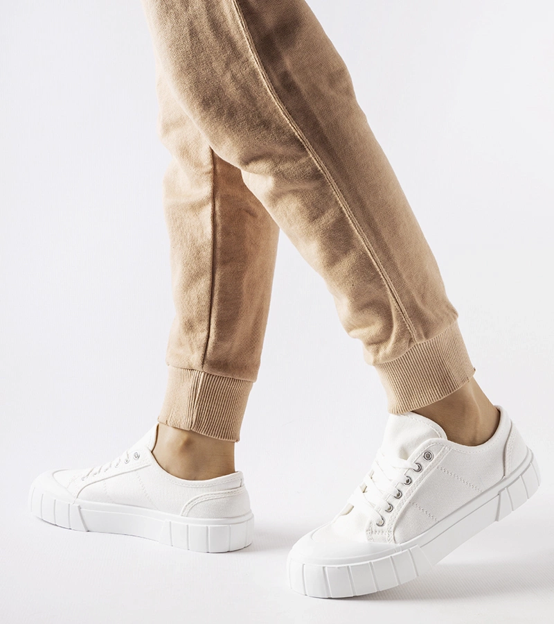 Białe tenisówki na grubej platformie