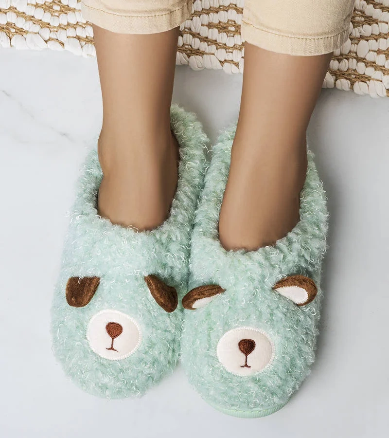 Zielone puchate kapcie