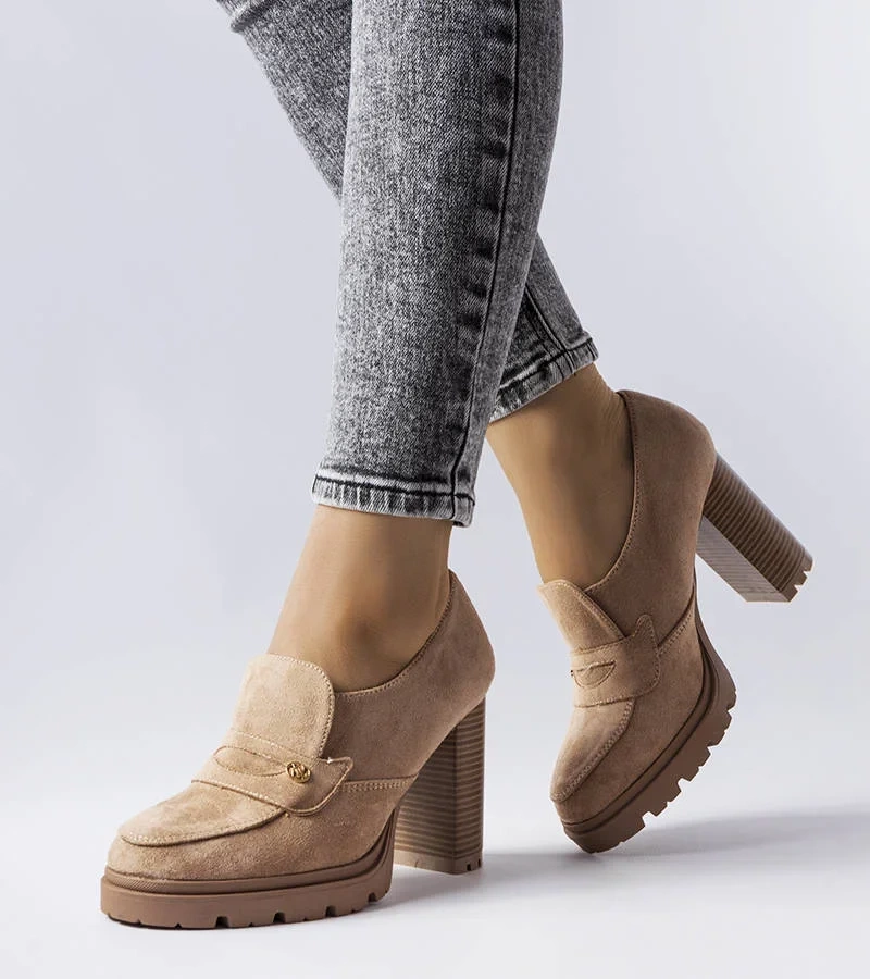 Beżowe czółenka na słupku