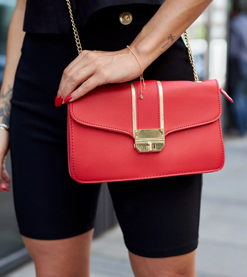 Czerwona torebka na ramię z łańcuchem