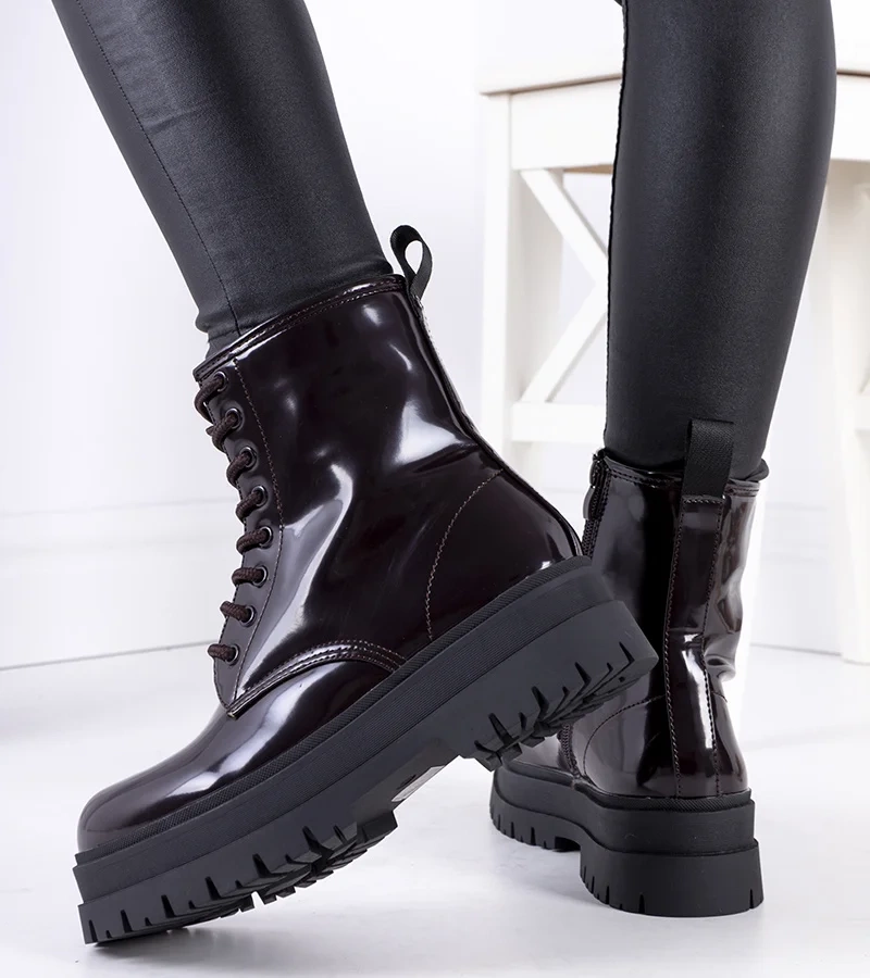 Bordowe lakierowane traperki