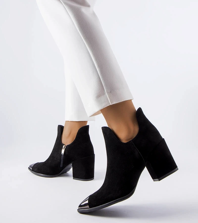 Czarne botki skórzane ze zdobionym szpiczastym noskiem Karino