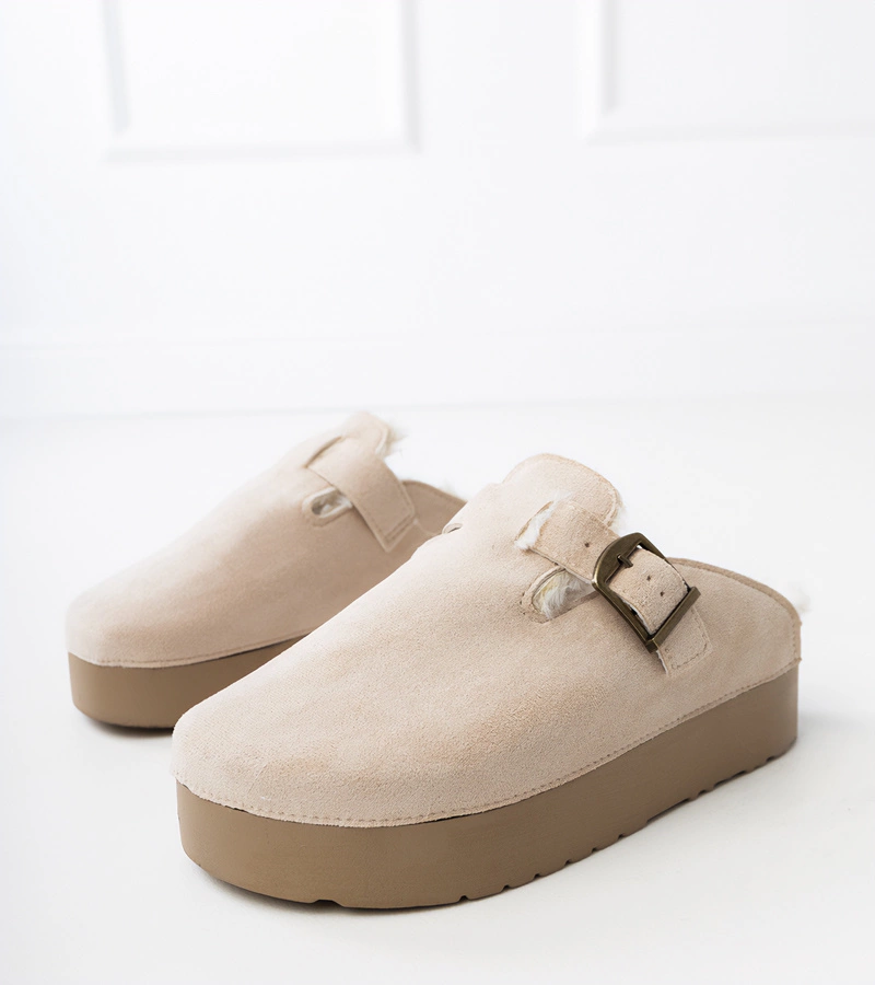 Hers Beżowe klapki zabudowane z futerkiem