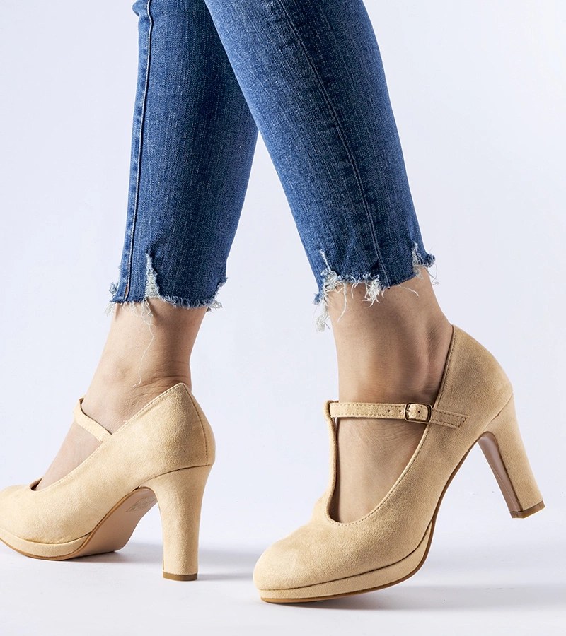 Beżowe czółenka na słupku