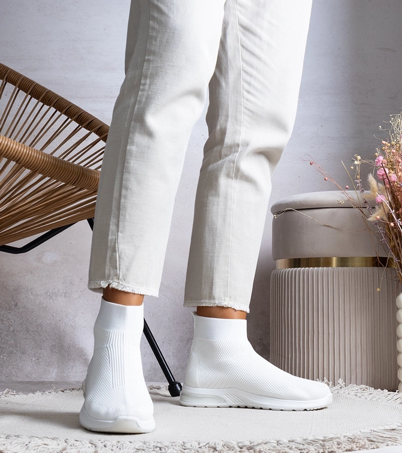 Białe sneakersy wsuwane