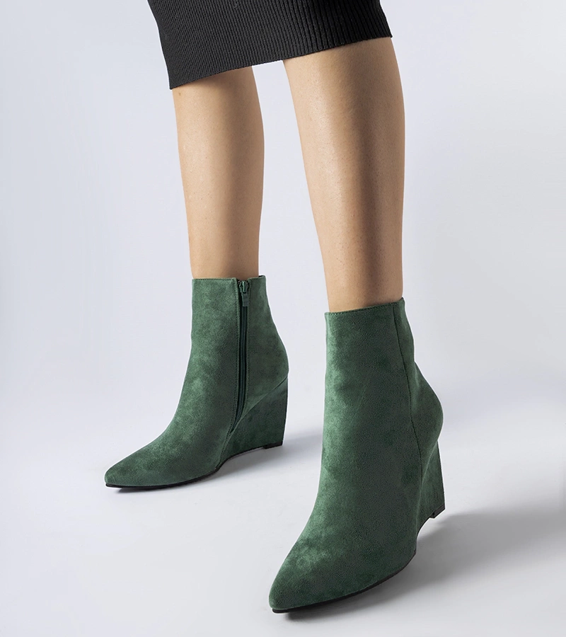 Zielone szpiczaste botki na koturnie