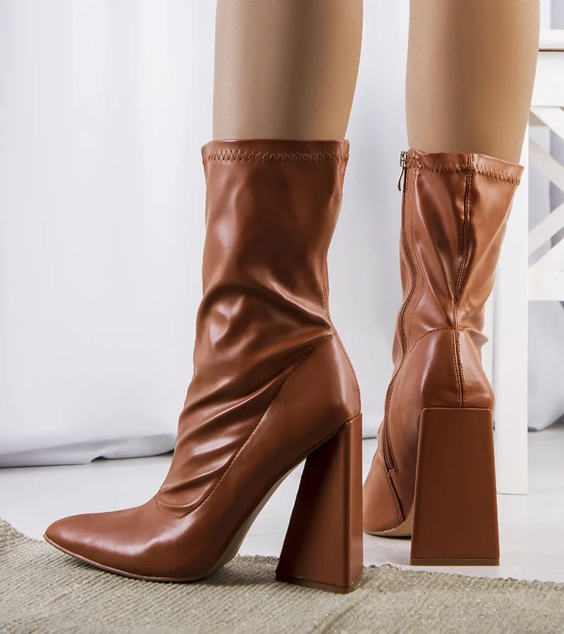 Brązowe modne kozaki