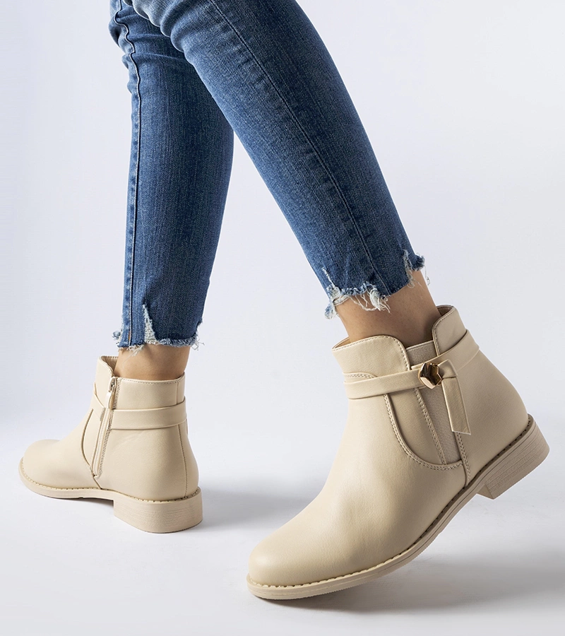 Beżowe płaskie ocieplane botki