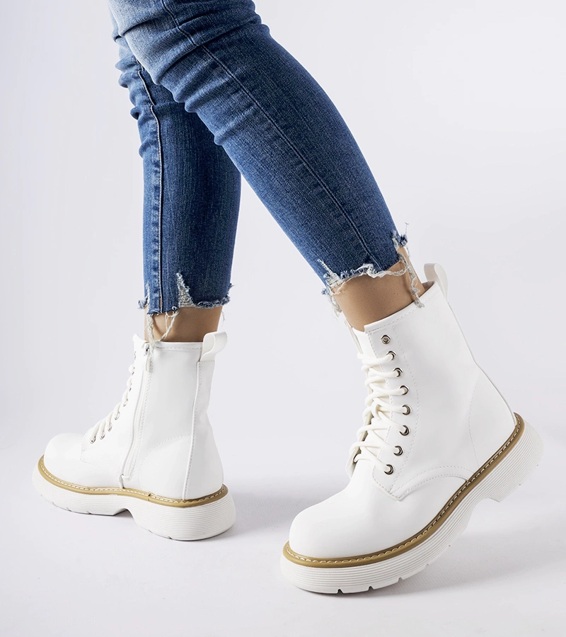 Białe klasyczne trapery