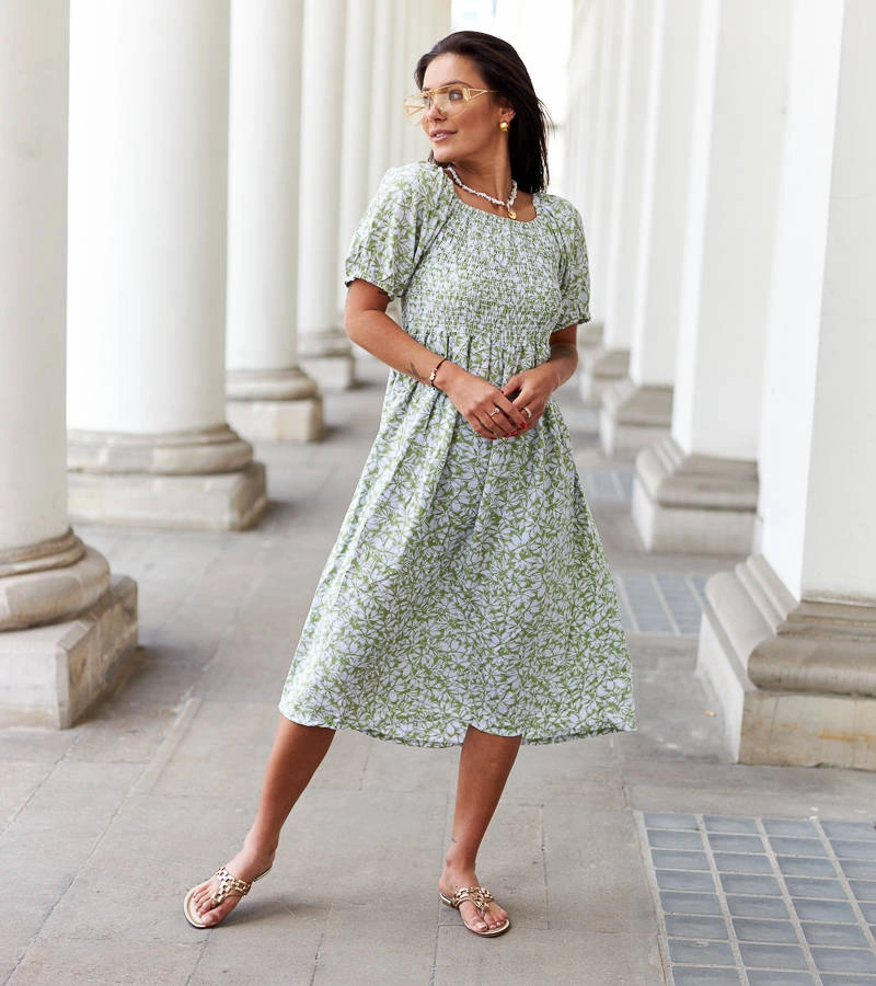 Zielona sukienka midi w kwiaty