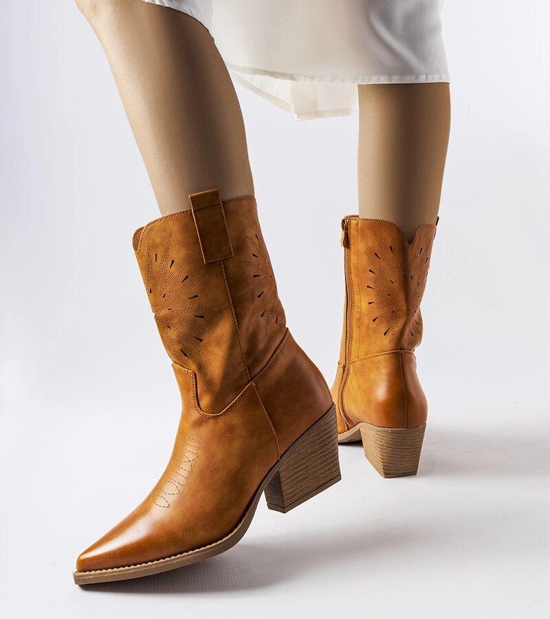 Brązowe kozaki typu kowbojki