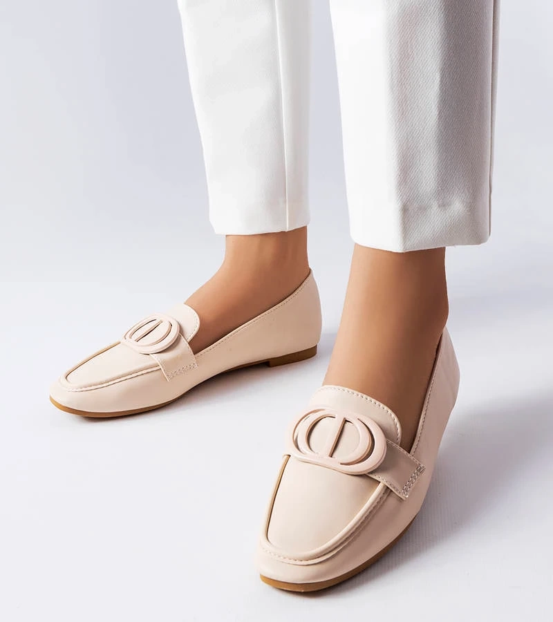 Beżowe mokasyny z plastikową klamerką