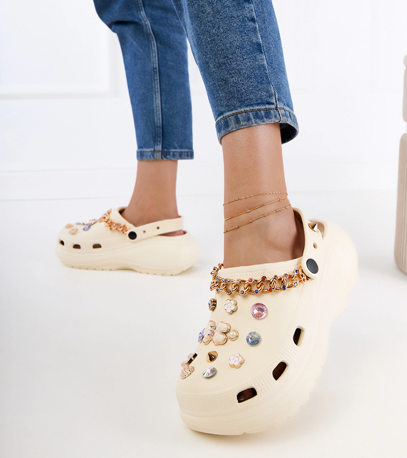 Hers Beżowe klapki  zabudowane z ozdobami