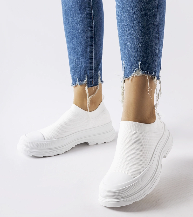 Białe wsuwane trampki na platformie