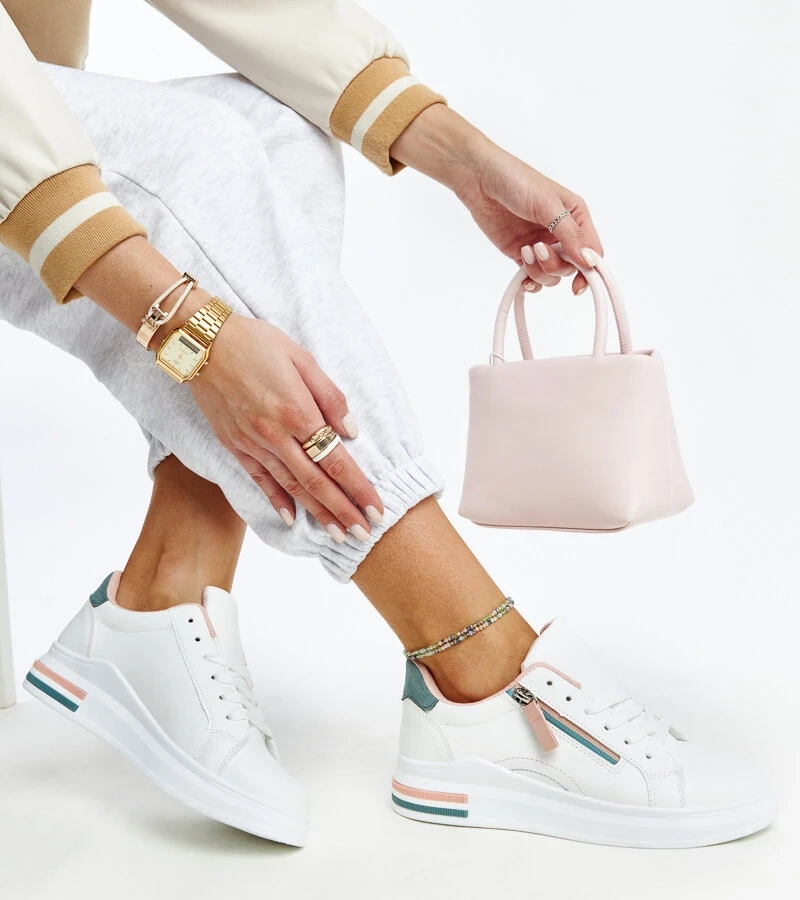 Białe sneakersy z kolorowymi wstawkami