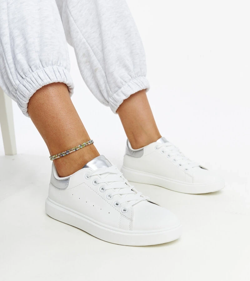 Białe trampki na platformie