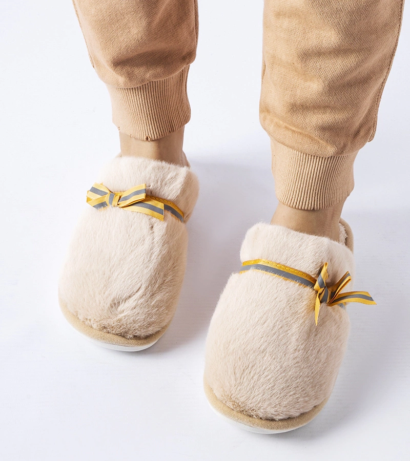 Beżowe ciepłe kapcie z kokardką