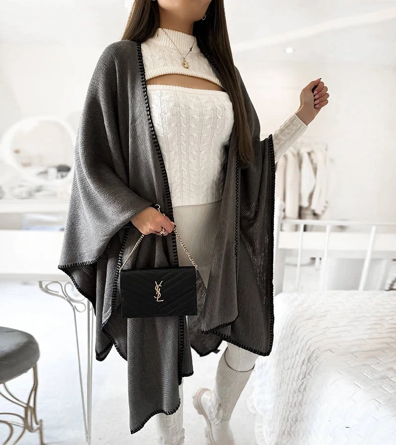 Szare ponczo z czarnym obszyciem