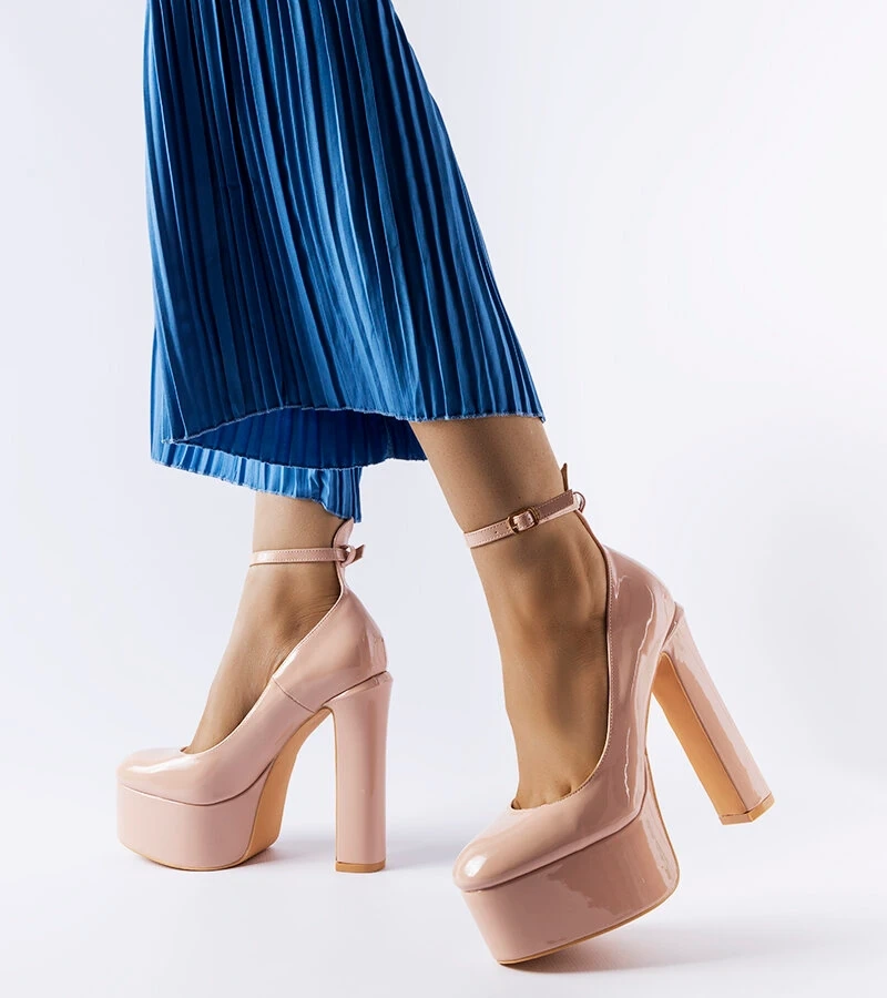 Zielone czółenka na wysokim słupku