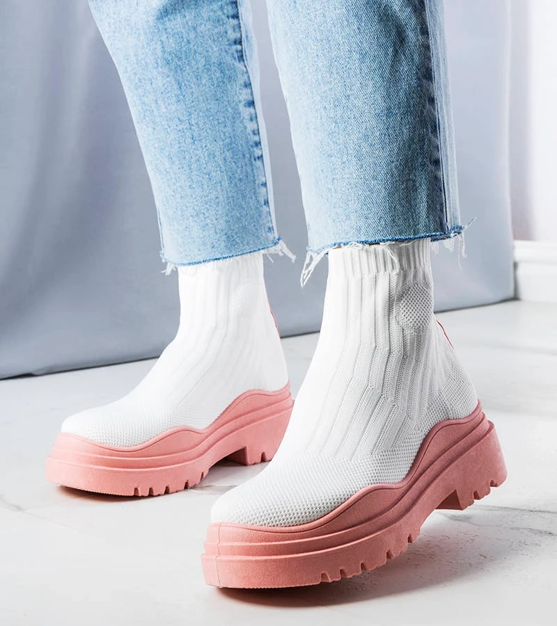 Białe elastyczne botki na różowej podeszwie