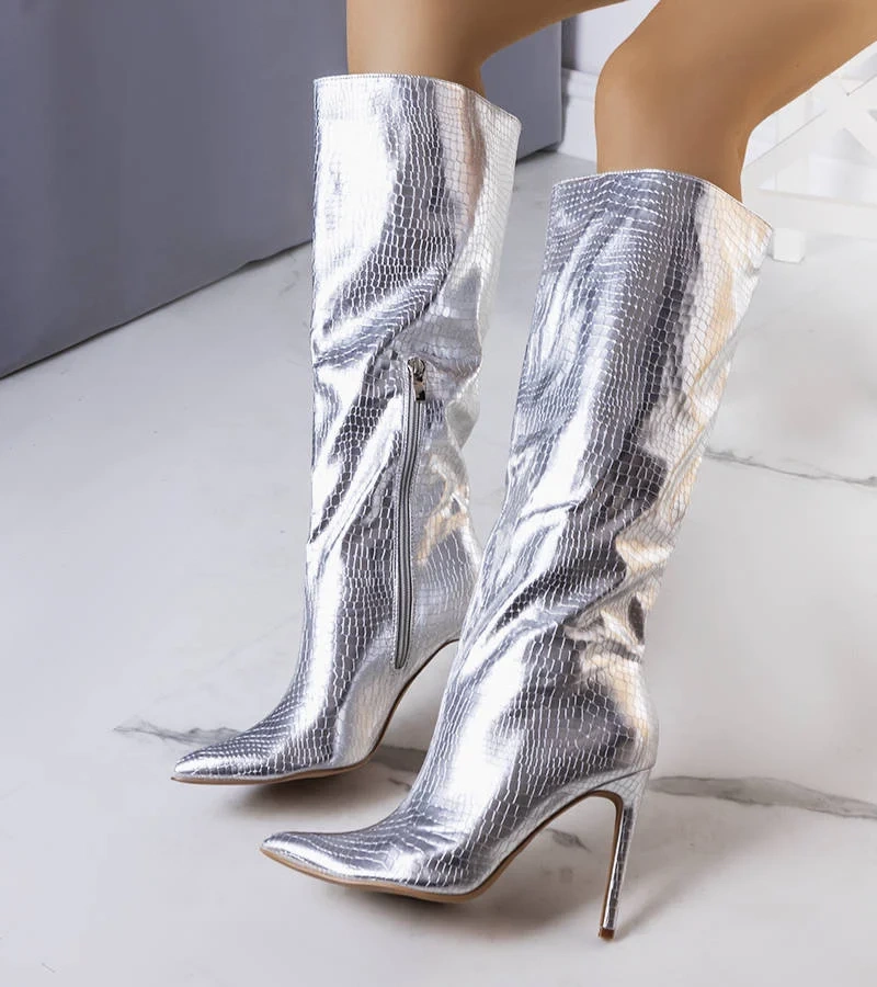 Srebrne kozaki na szpilce