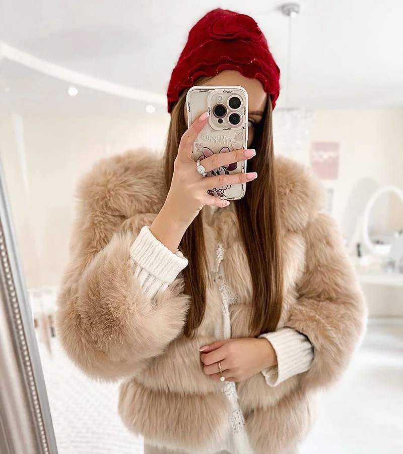 Czerwona czapka z falbankami