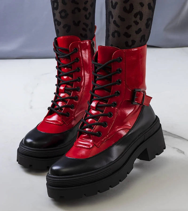 Czerwone modne traperki