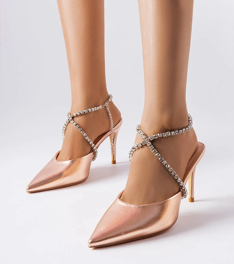 Złote eleganckie klapki na szpilce