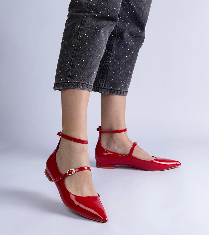 Hers czółenka damskie czerwone lakierowane na słupku z sprzączkami