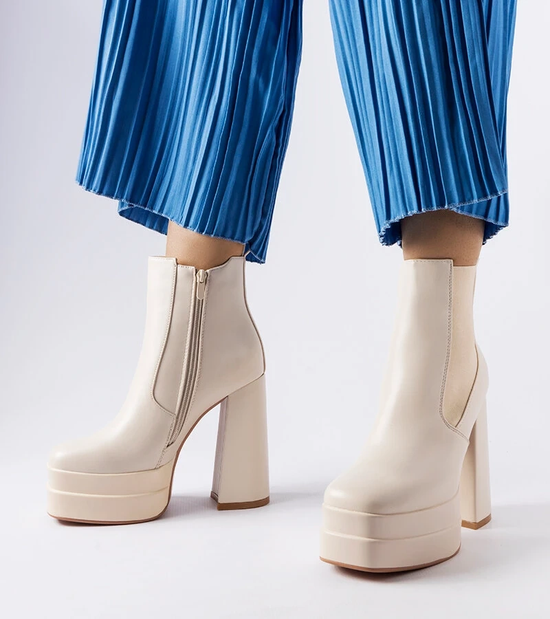 Beżowe botki na masywnym słupku