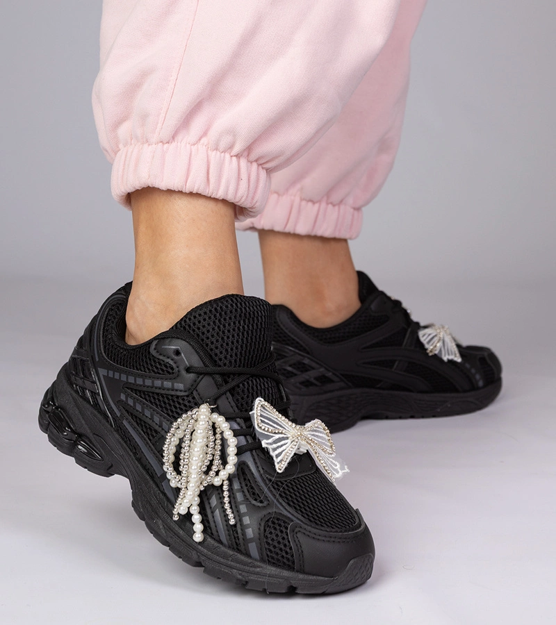 Hers Czarne sneakersy z odpinanymi ozdobami
