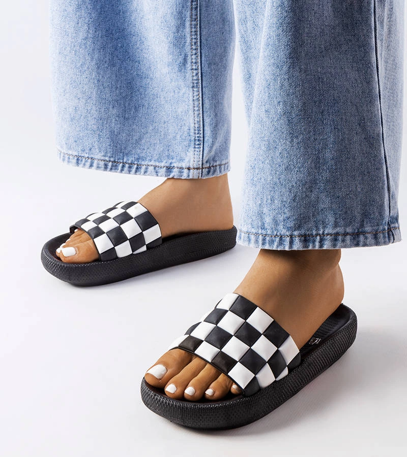 Czarne gumowe klapki na platformie