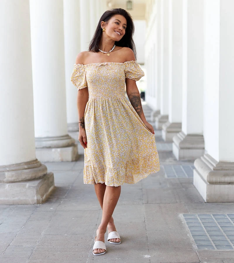 Żółta sukienka w kwiaty z wiązaniem