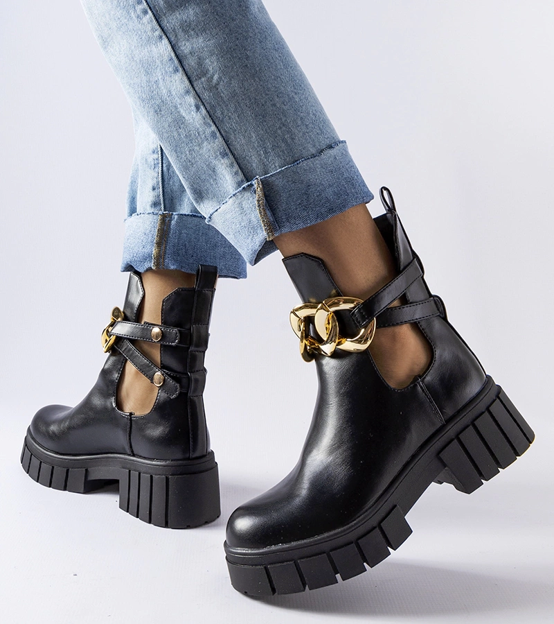 Czarne botki z ozdobnym zapięciem