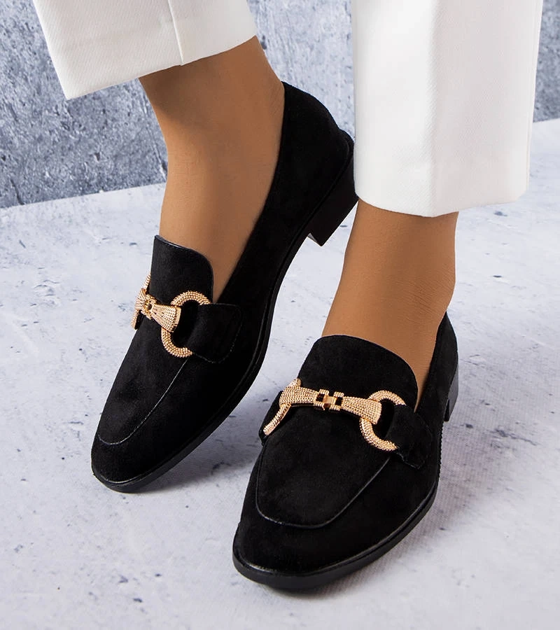 Czarne mokasyny z ozdobną klamrą