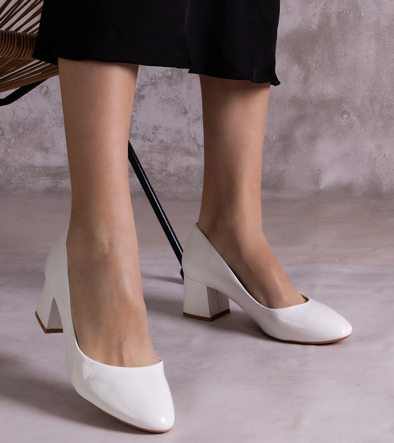 Białe lakierowane czółenka na obcasie