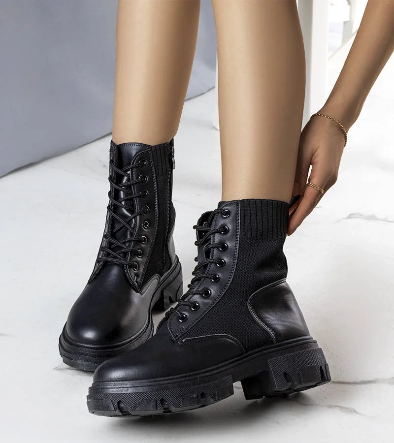 Czarne traperki z materiałową cholewką