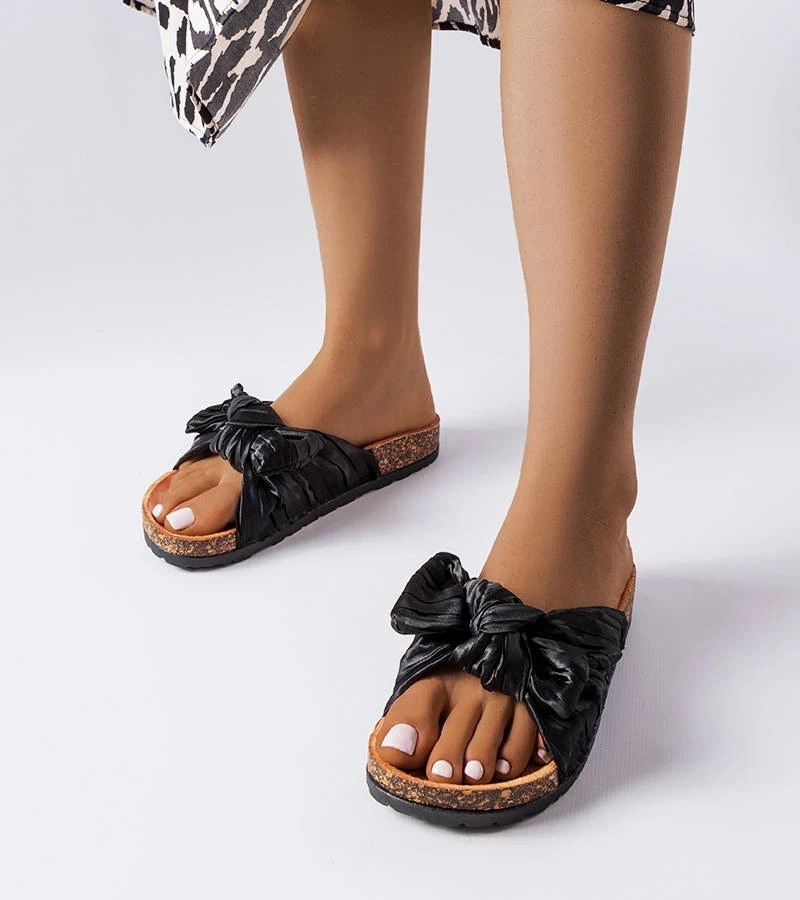 Hers Czarne klapki na korkowej podeszwie zdobione kokardą