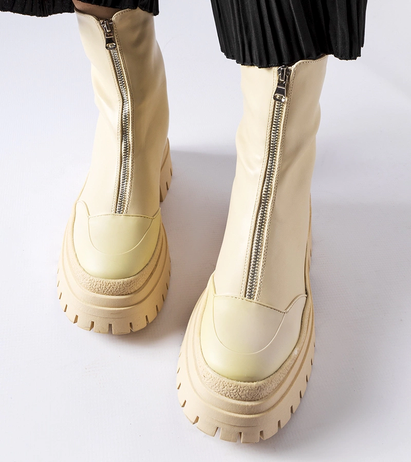 Beżowe masywne botki zdobione suwakiem