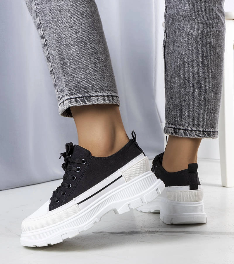 Czarne trampki na wysokiej podeszwie